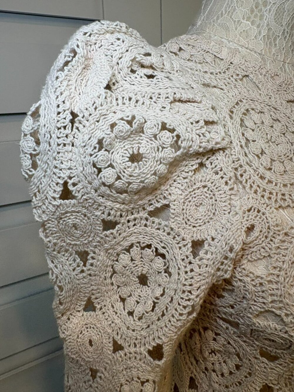 Zara Beige Crochet Lace Romantic Puff Sleeve Scalloped Hem Top Size S - Picture 5 of 12